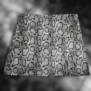 NWT OLIVACEOUS VEGAN SNASKESKIN MINI SKIRT CHIC Y2K FESTIVAL NEO PUNK HIPSTER M